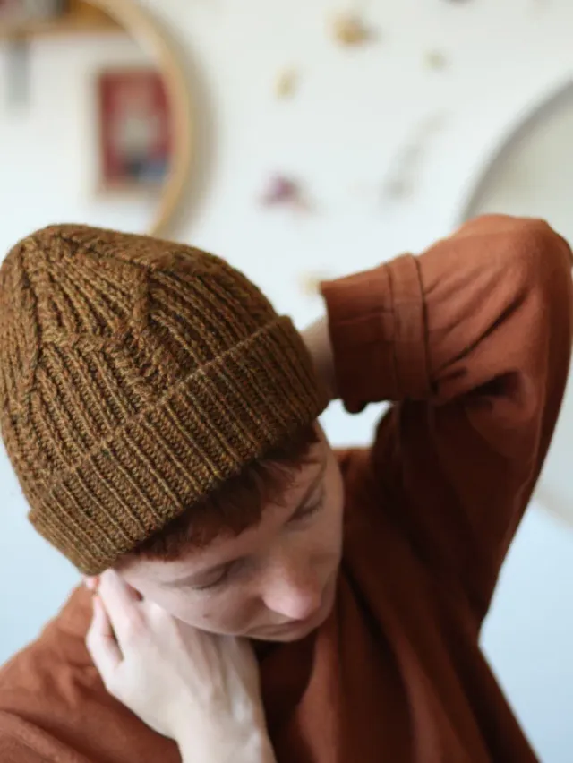 John Arbon Grass Whispers Beanie Strickkit Russet 1-2 mit Zopf