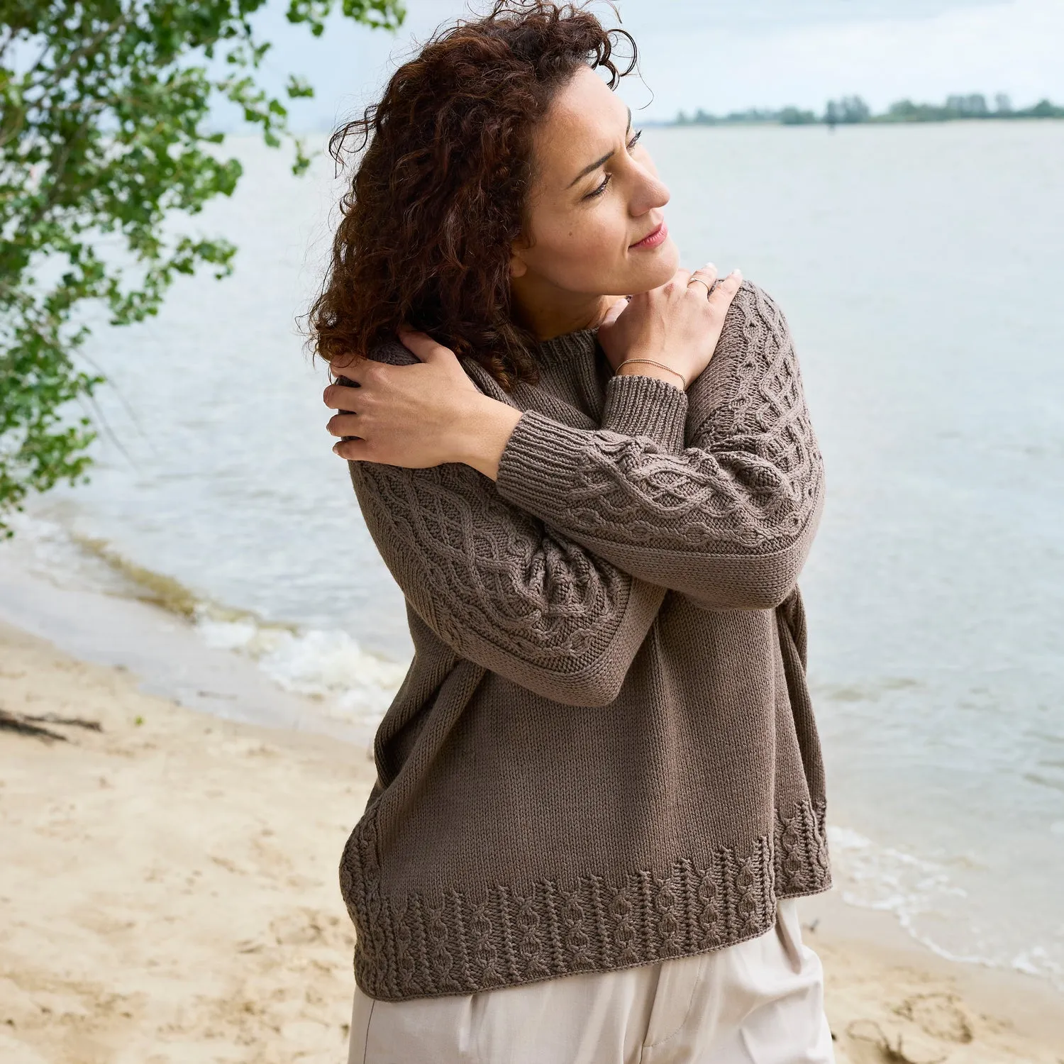 Rosy Green Wool Vivat Strickanleitung Pullover PDF Zopfmuster