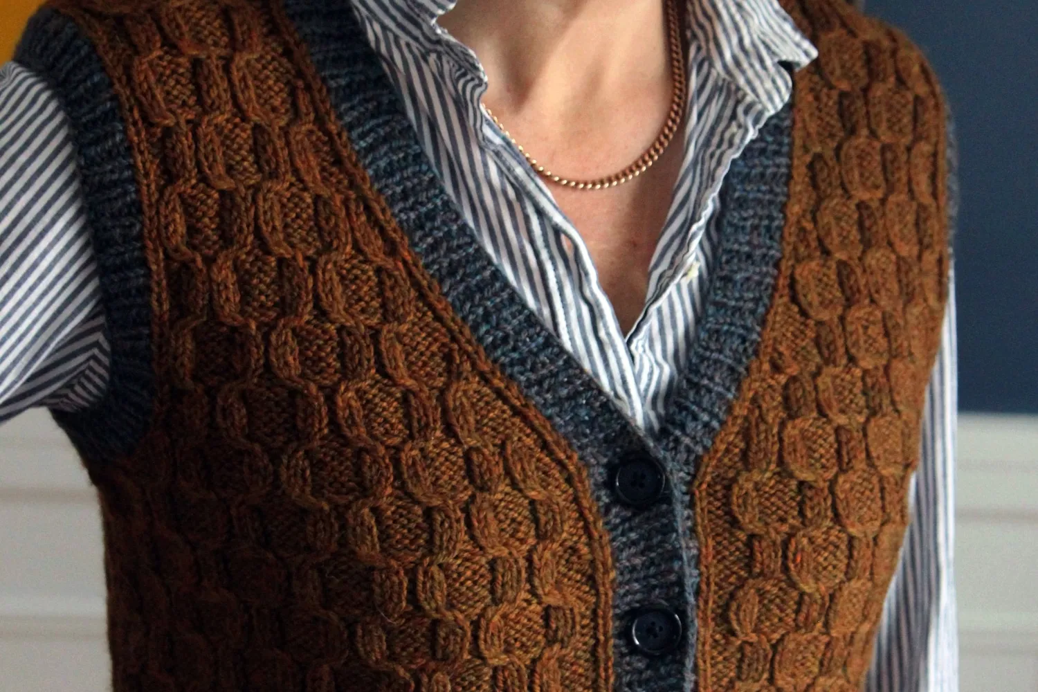 John Arbon Shruff's End Vest Strickkit Worsted Gr.1-3
