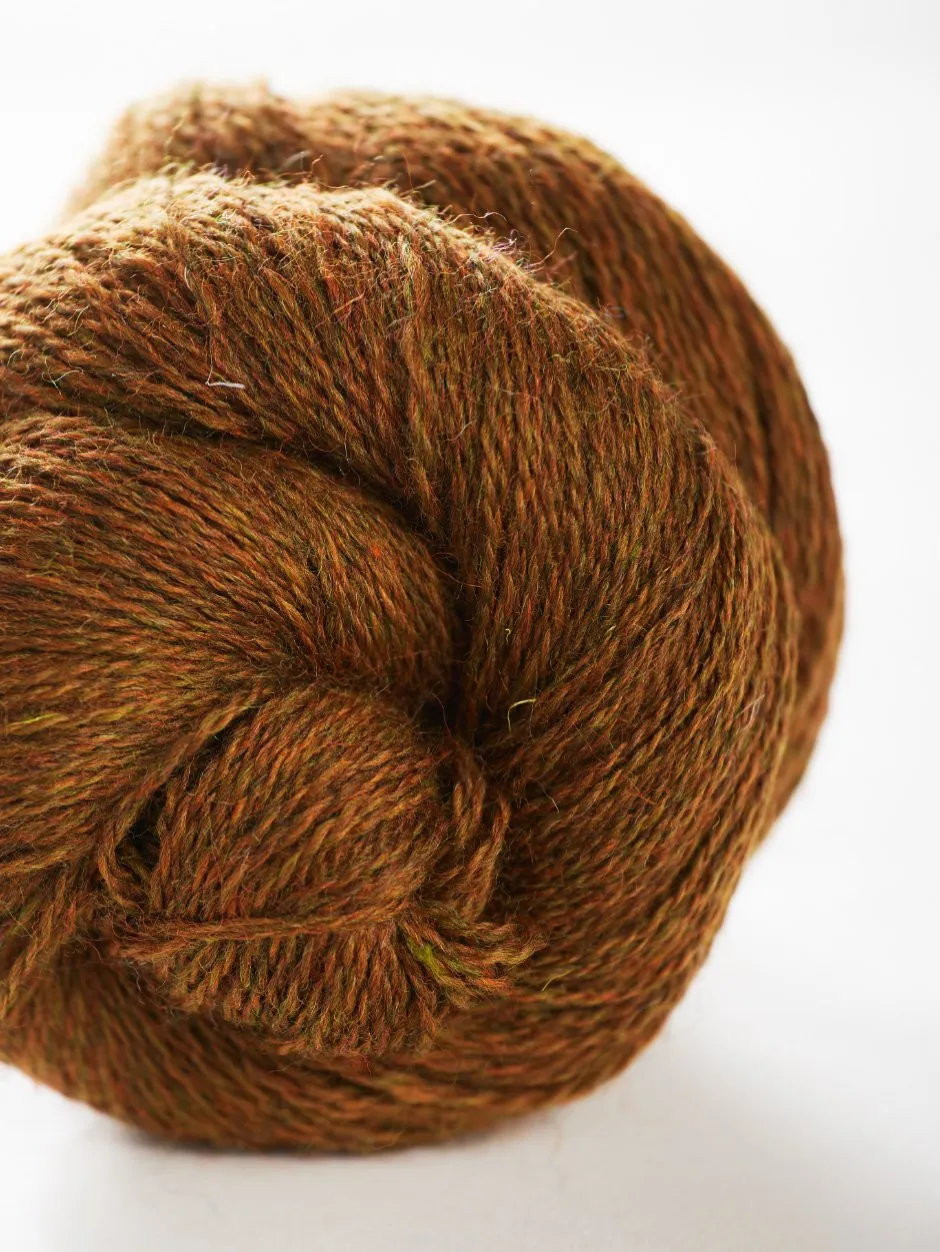 John Arbon Grass Whispers Beanie Strickkit Russet 1-2 mit Zopf