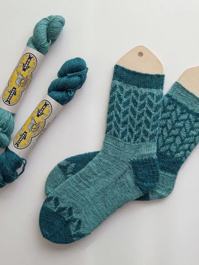 John Arbon MisMatch Socks Strickkit Dimity Mackerel-Sky