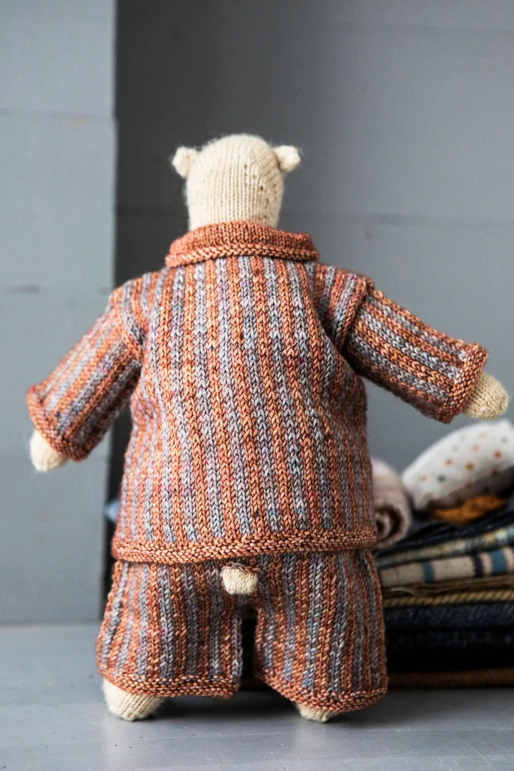 John Arbon Mouche the Bear Strickkit Dungas Copper Teddy