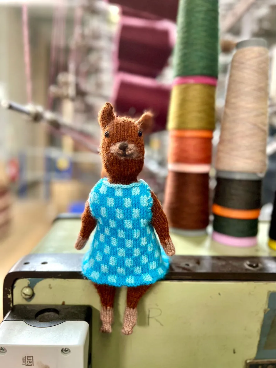 John Arbon Hazel the Squirrel Strickkit Pink Dress Kit mit Anleitung