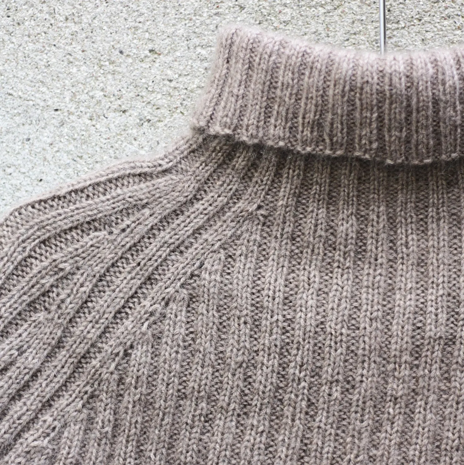 Nordhavn Cape Anleitung deutsch Poncho Rollkragen Rippenmuster