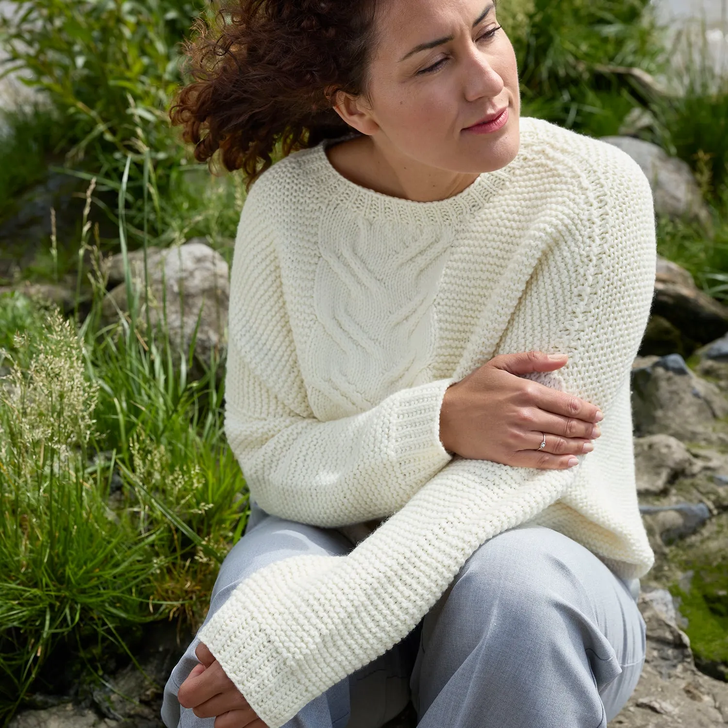Rosy Green Wool Juhla Pullover Strickanleitung Zopf Kraus