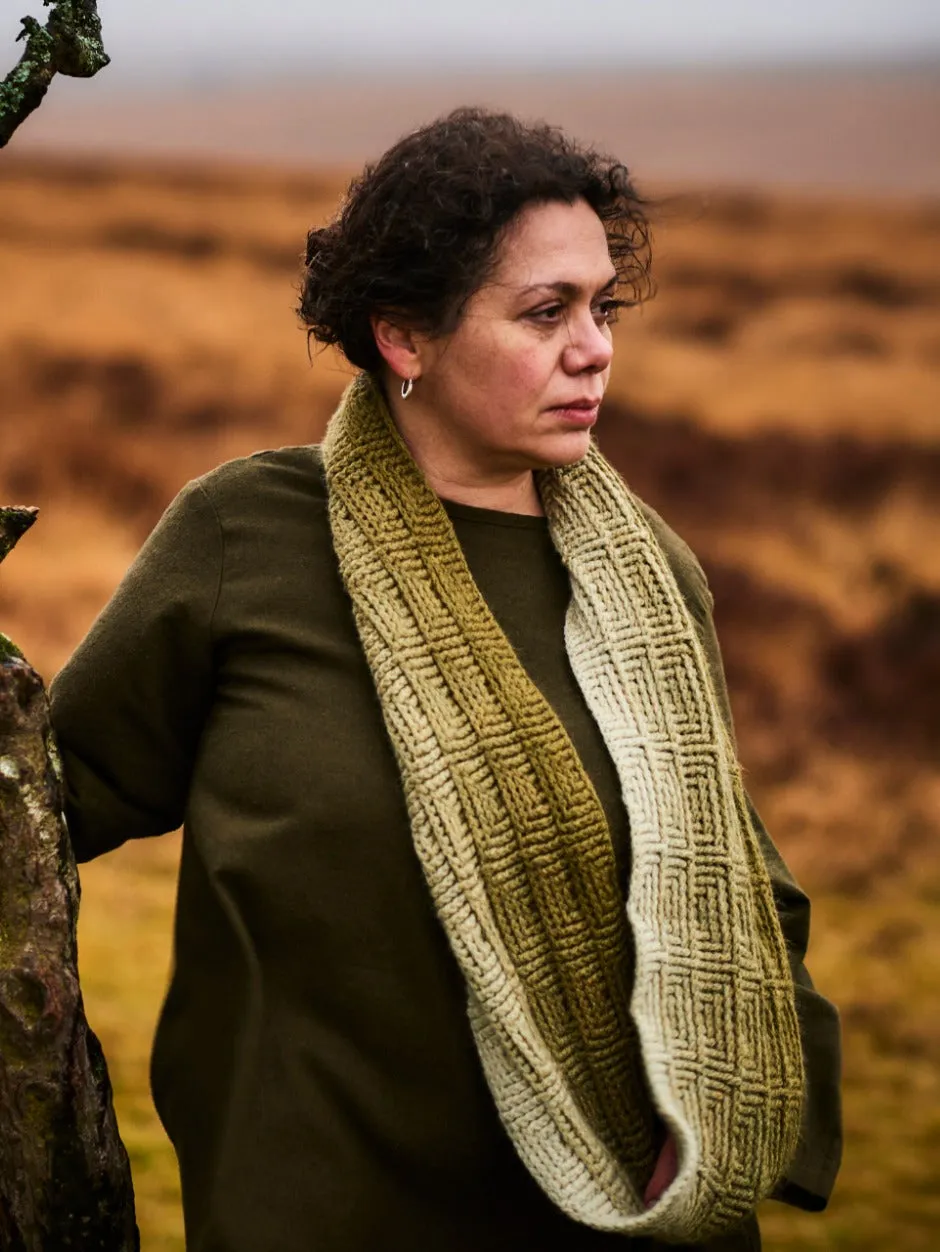 John Arbon Broad Oak Hill Cowl Häkelset Olive Gradient DK