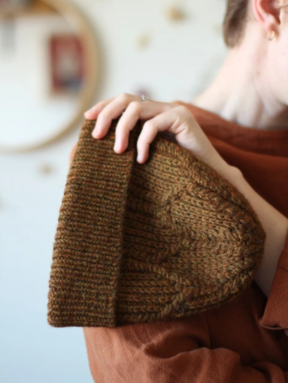 John Arbon Grass Whispers Beanie Strickkit Russet 1-2 mit Zopf