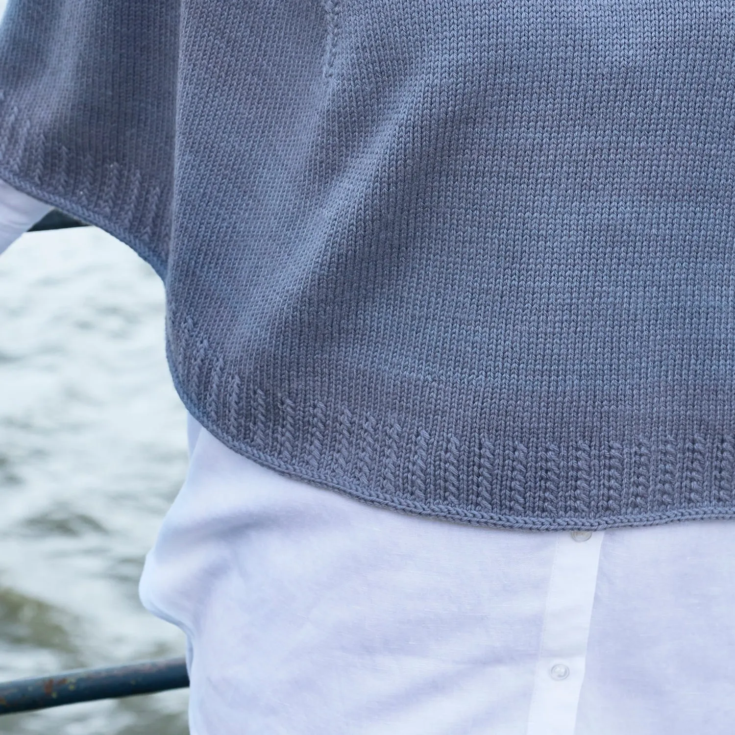 Rosy Green Wool Ingatan Strickanleitung Poncho Zopfdetail