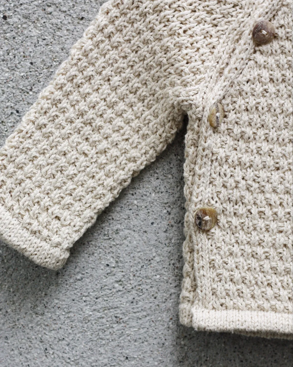 Knitting for Olive Oat Wrap Jacke Anleitung Deutsch Baby