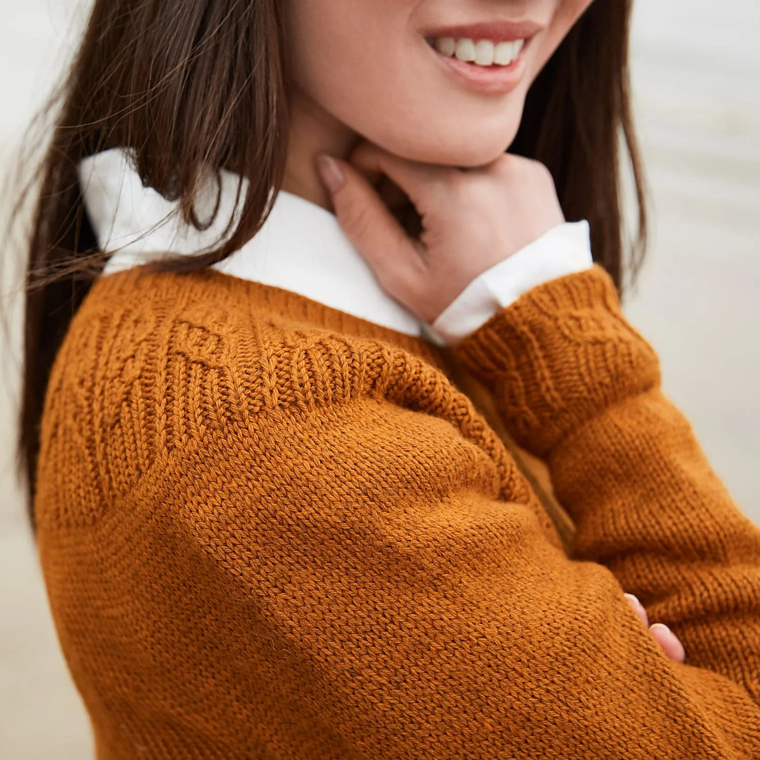 Rosy Green Wool Tuntu Strickanleitung Pullover Zopfmuster