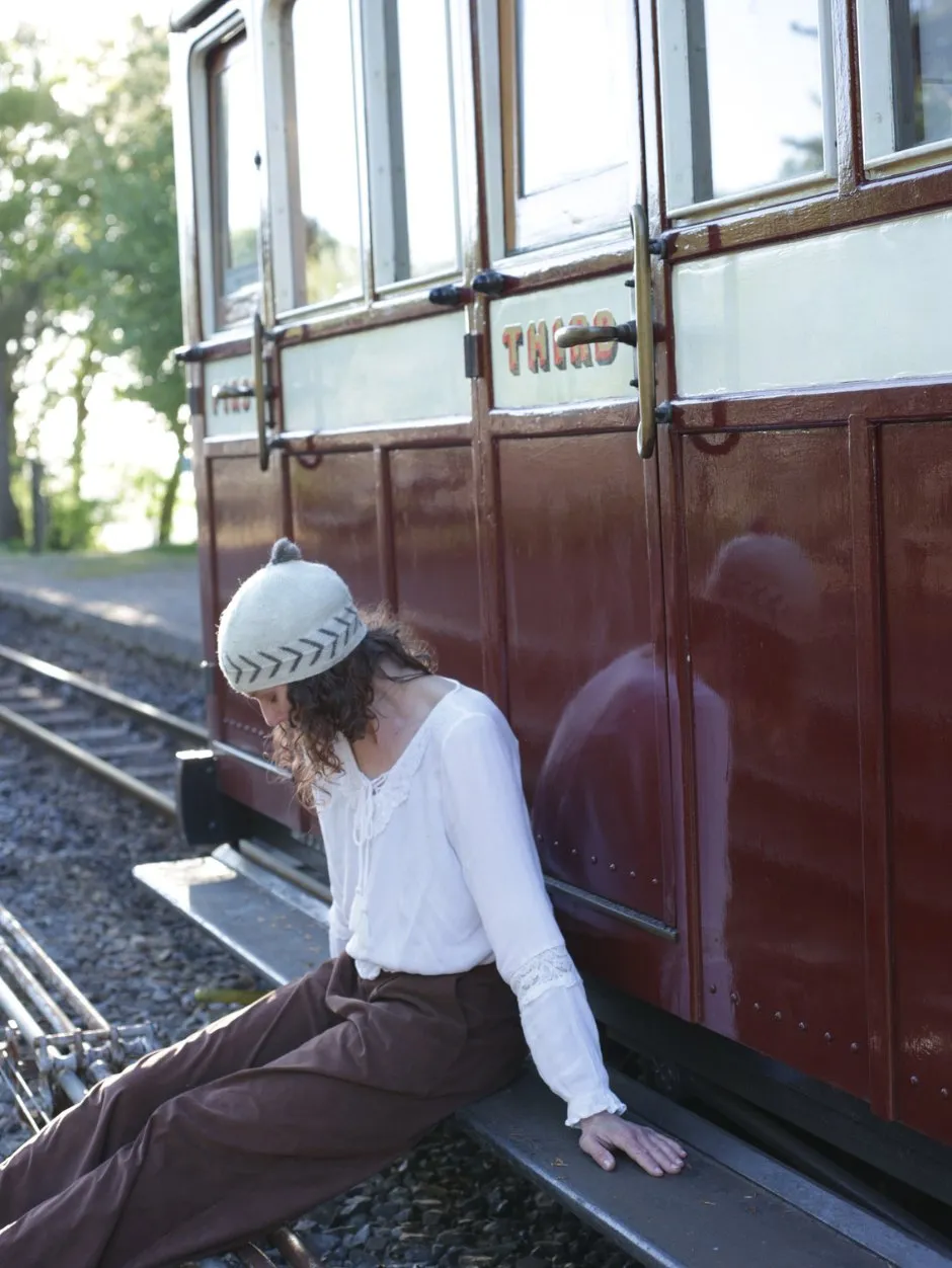 John Arbon Semaphore Signal Hat Strickset Moon Bloom 4ply