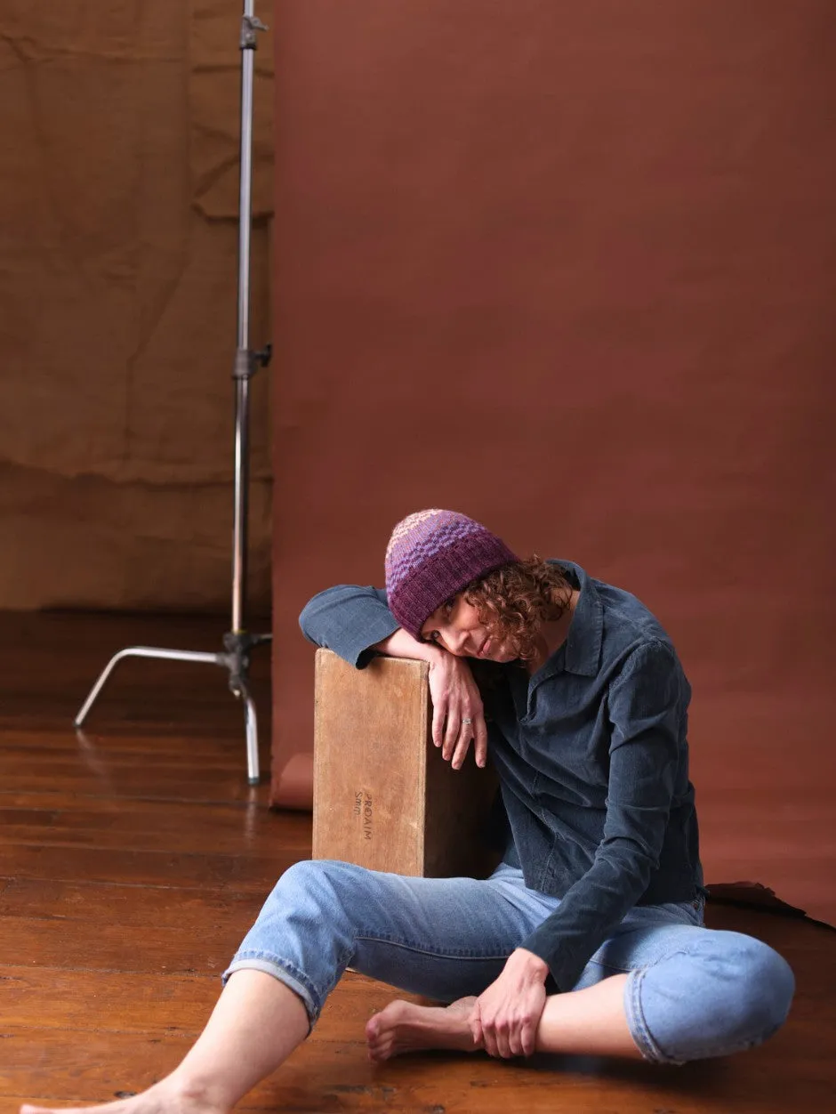 John Arbon Wanderer Hat Strickkit Yarnadelic Sport Bloom