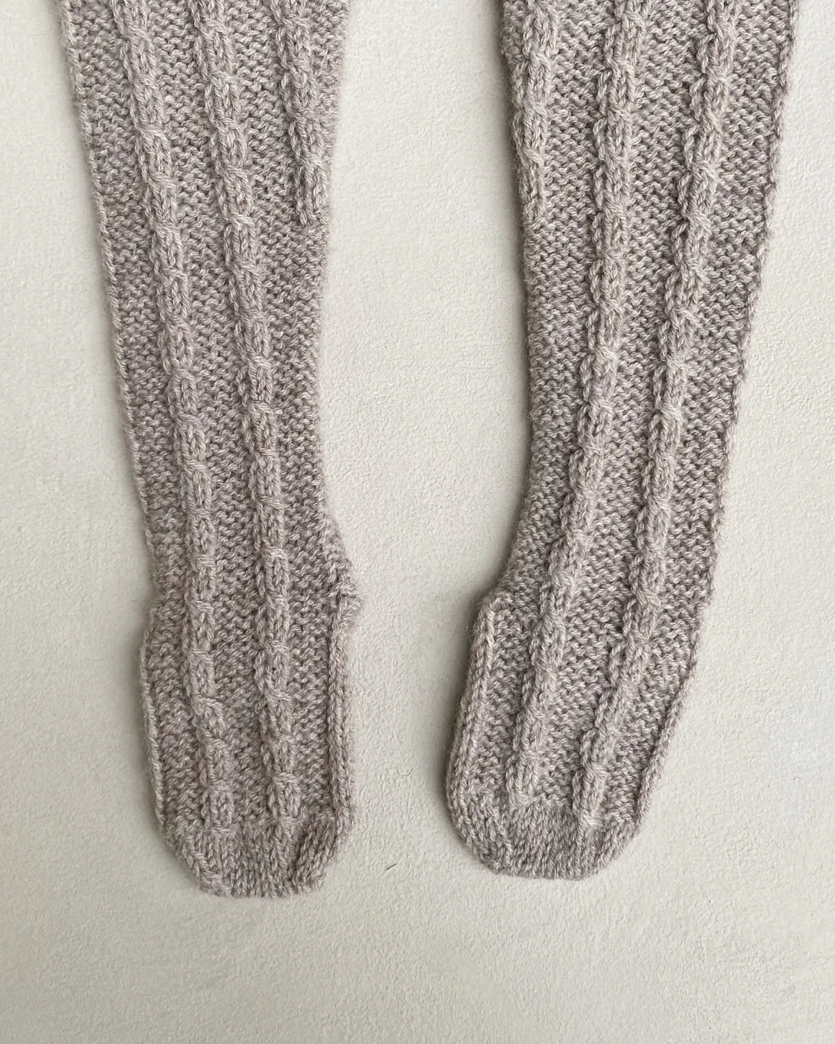 Knitting for Olive Cable Tights Strickanleitung Deutsch Baby Zopf