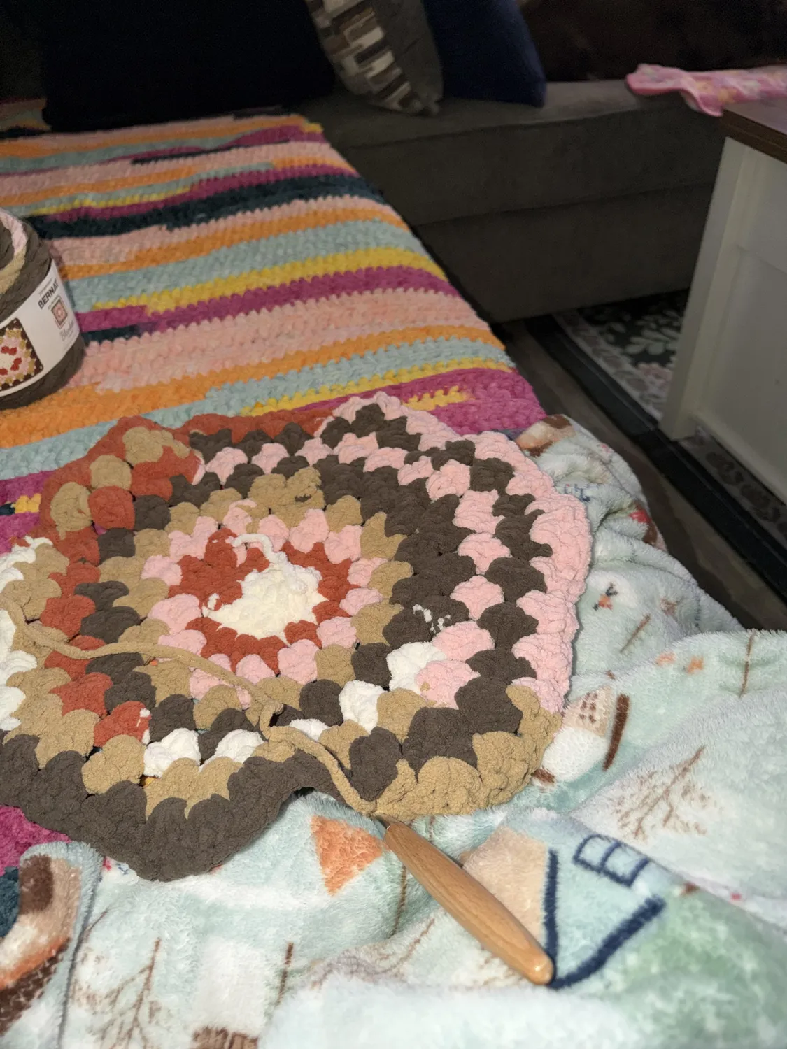 Bernat All In One Blanket Granny Chenillegarn Farbwechsel