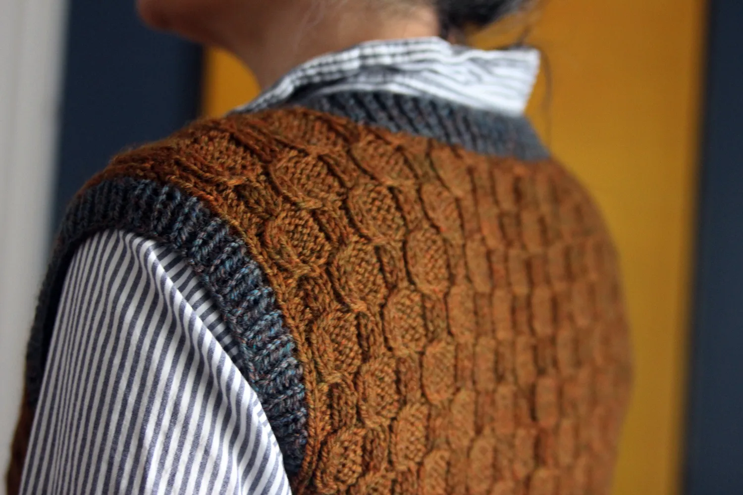 John Arbon Shruff's End Vest Strickkit Worsted Gr.1-3
