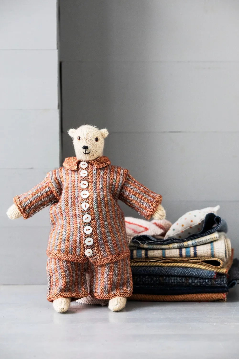 John Arbon Mouche the Bear Strickkit Dungas Copper Teddy