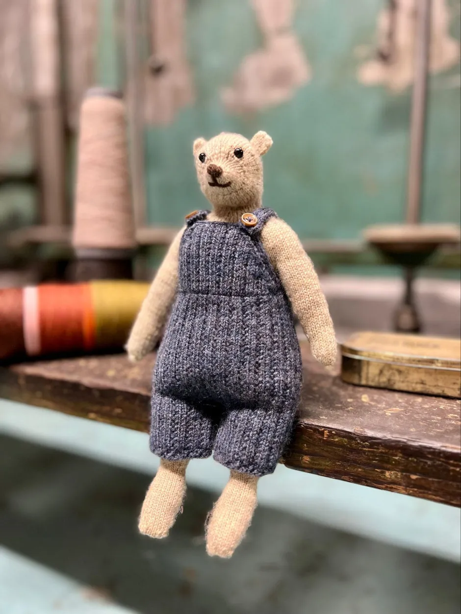 John Arbon Mouche the Bear Strickkit Dungas Copper Teddy