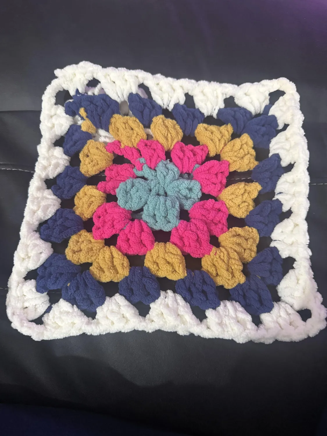 Bernat All In One Blanket Granny Chenillegarn Farbwechsel