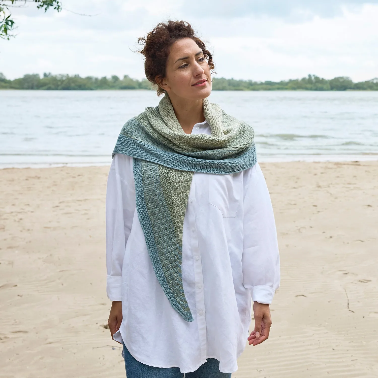 Rosy Green Wool Tahniah Tuch Strickanleitung Halbmond