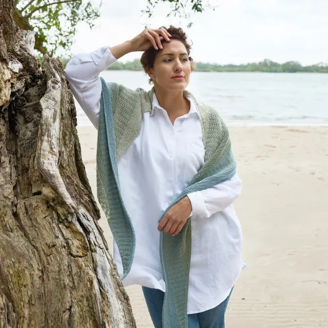 Rosy Green Wool Tahniah Shawl Strickanleitung Halbmond