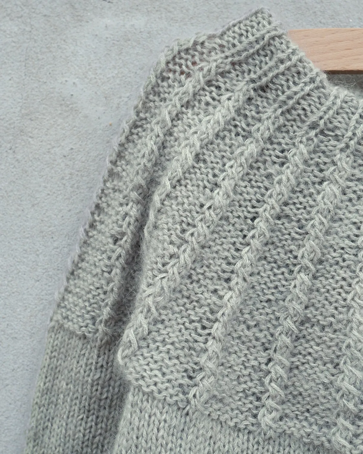 Knitting for Olive Bjørk Sweater Kids Anleitung Deutsch Zopfmuster