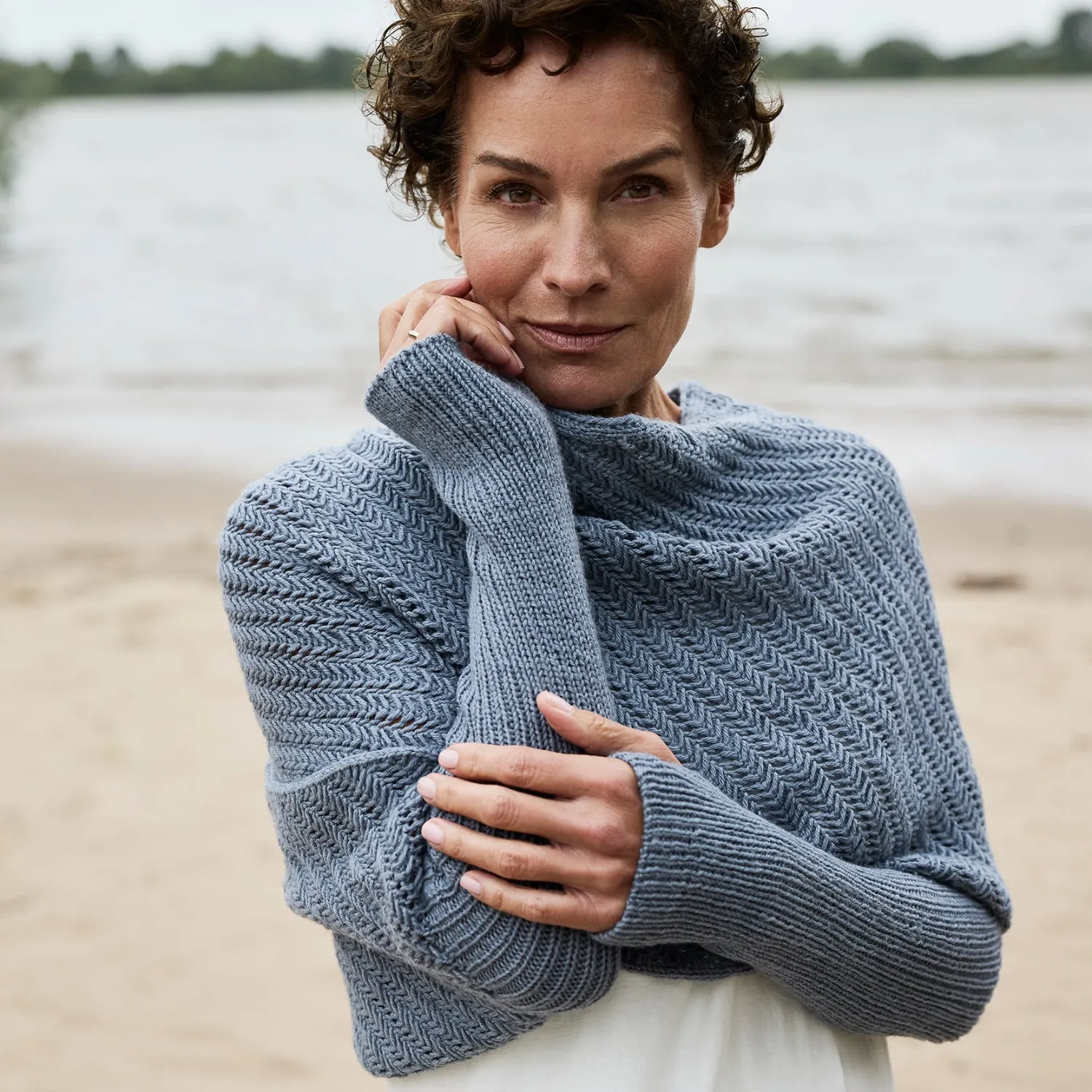 Rosy Green Wool Crossway Wrap Strickanleitung Ärmelschal PDF