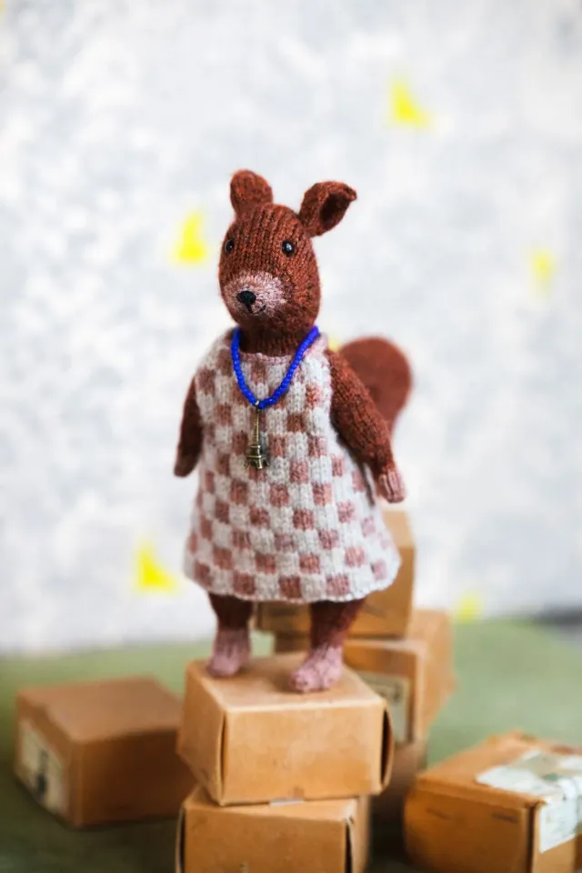 John Arbon Hazel the Squirrel Strickkit Pink Dress Kit mit Anleitung