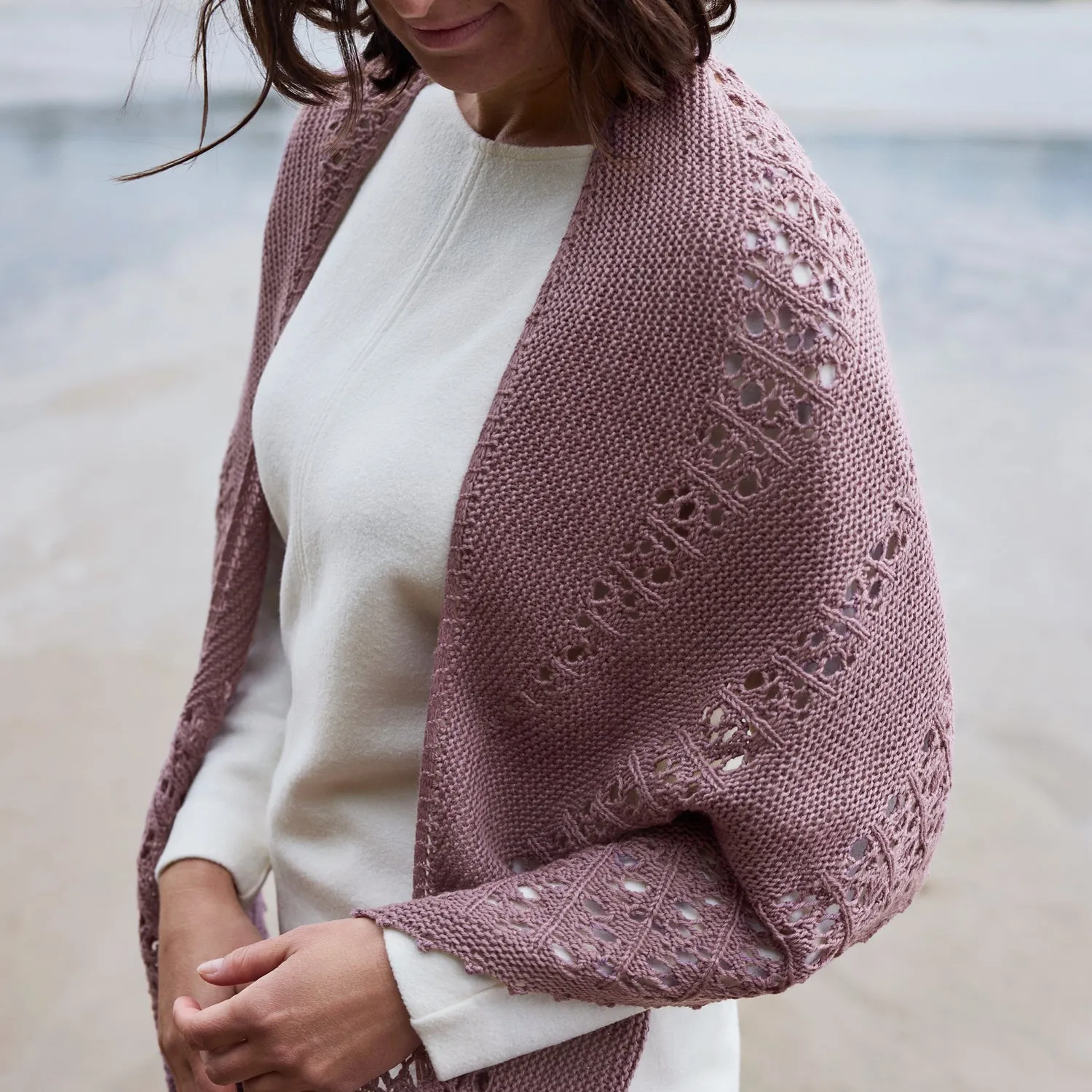 Rosy Green Wool Play of Light Tuch Strickanleitung Download Halbmond