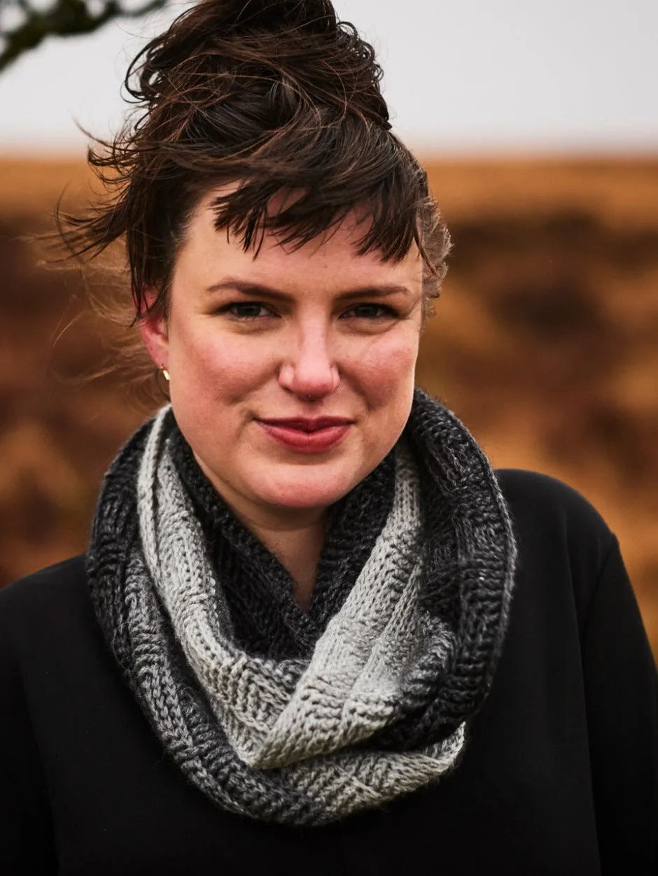 John Arbon Broad Oak Hill Cowl Häkelset Olive Gradient DK