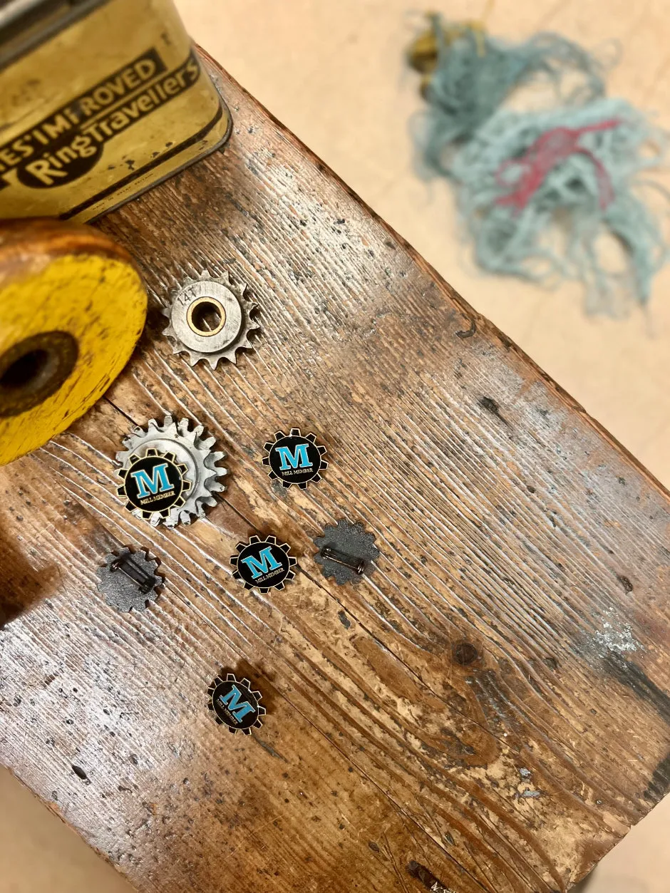 John Arbon Mill Member Emaille-Pin Zahnrad-Anstecker