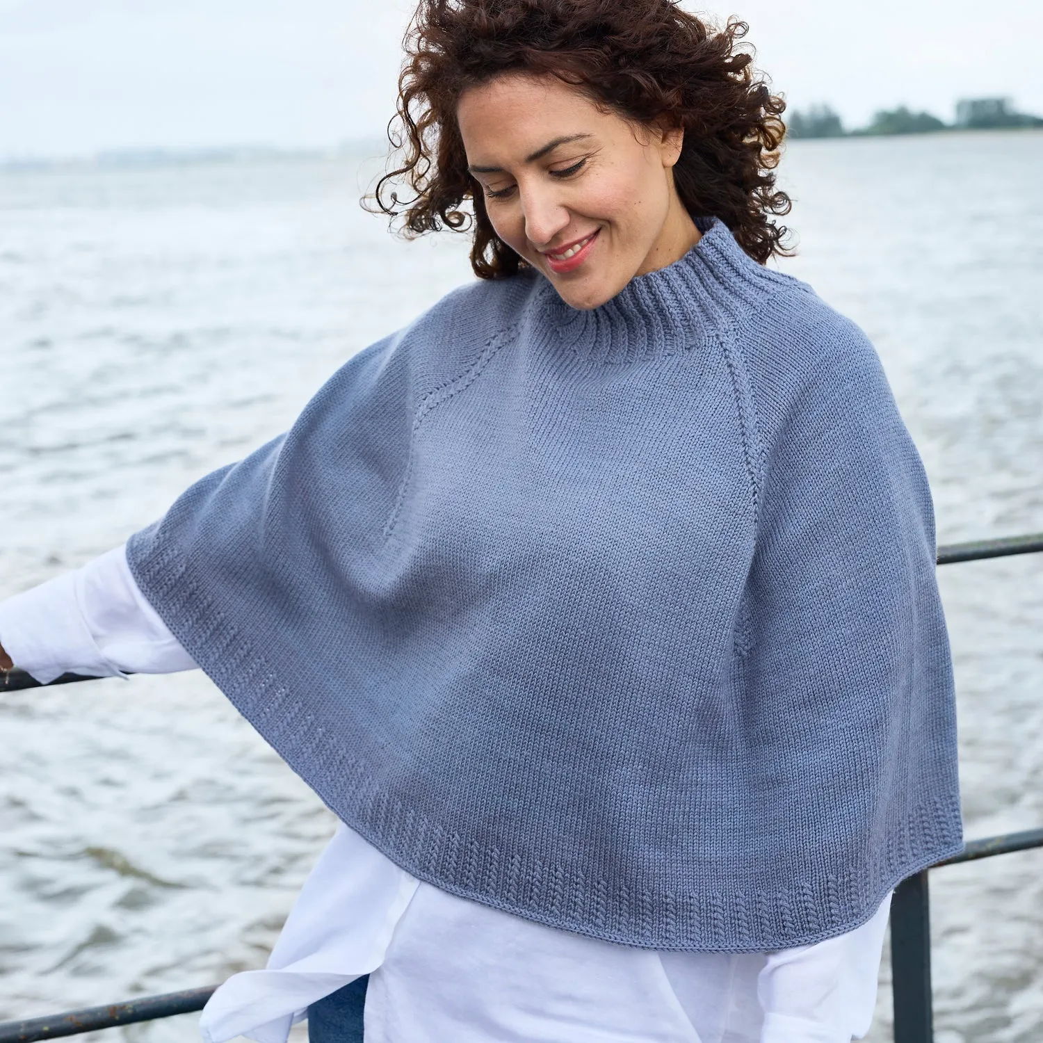 Rosy Green Wool Ingatan Strickanleitung Poncho Zopfdetail