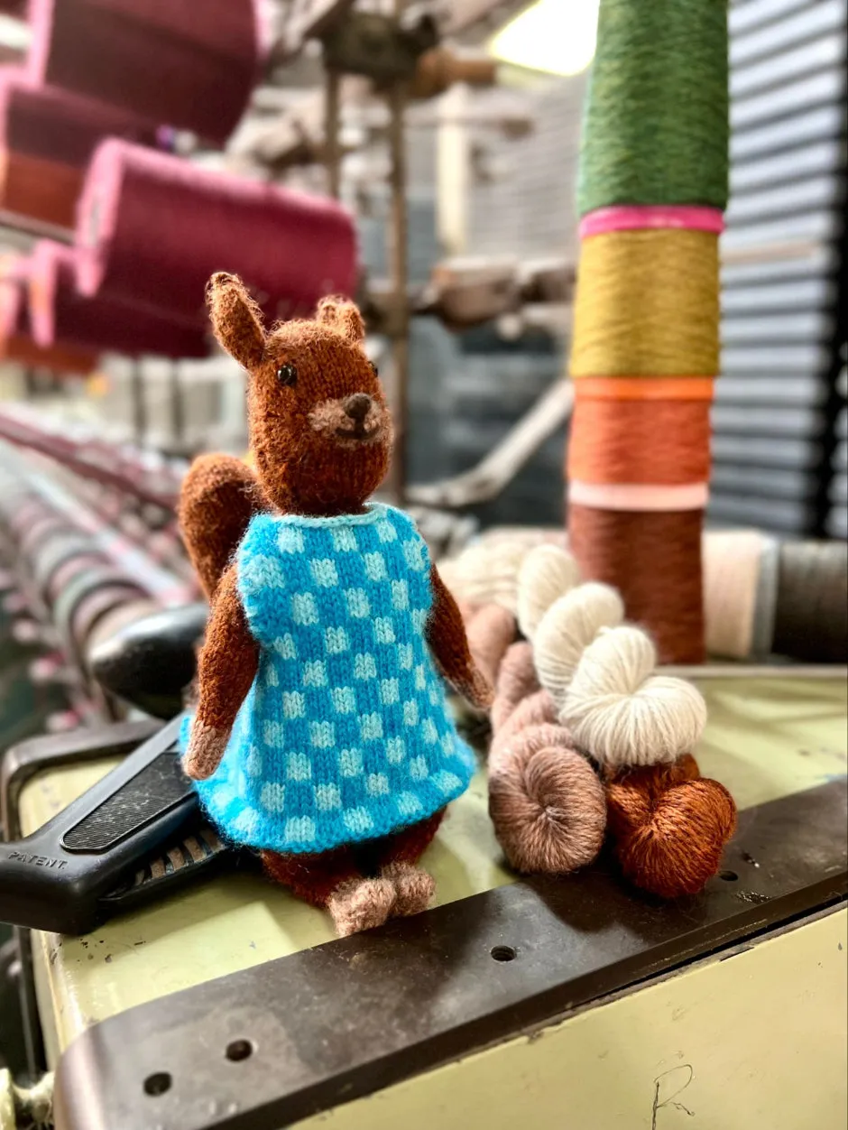 John Arbon Hazel the Squirrel Strickkit Pink Dress Kit mit Anleitung