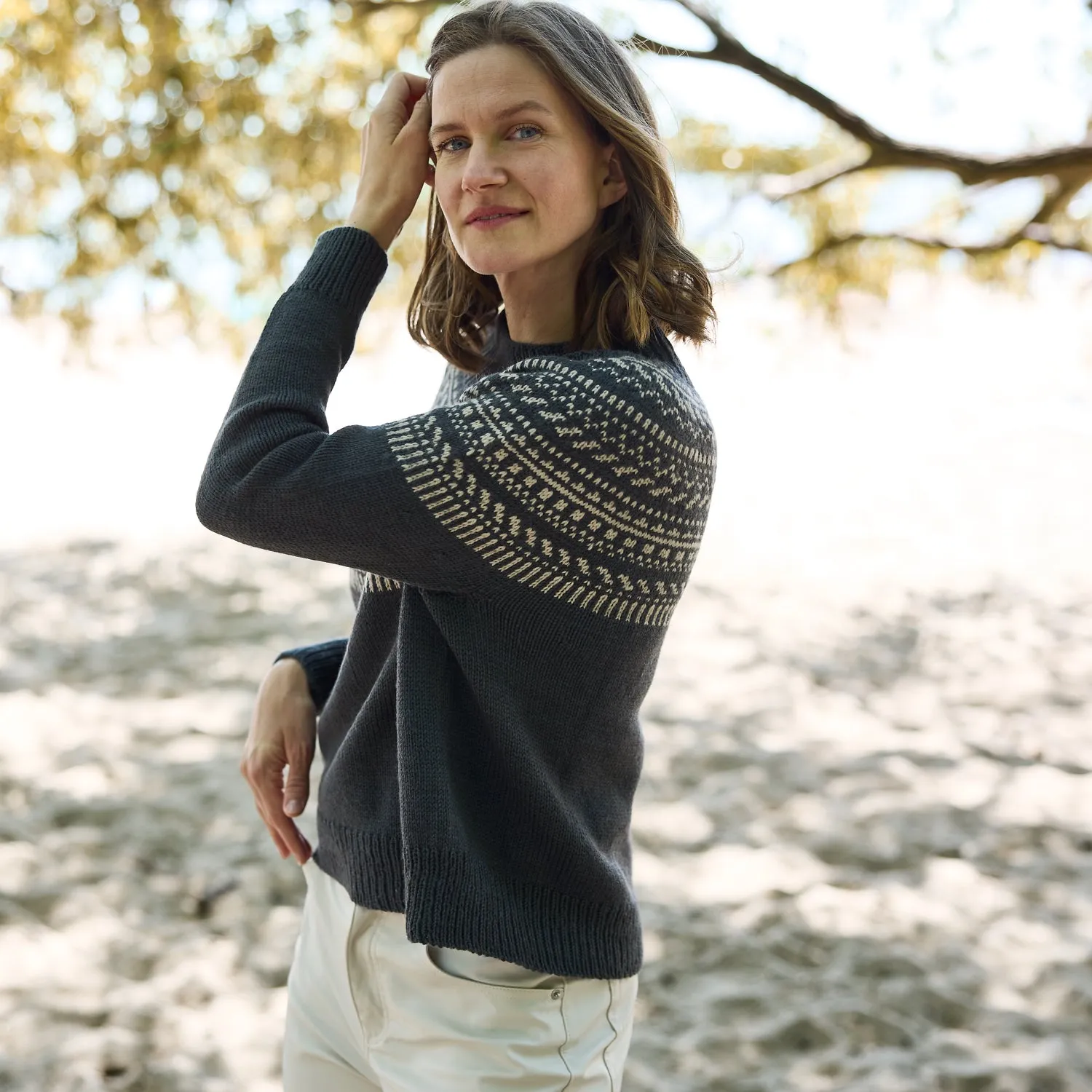 Rosy Green Wool Calma Strickanleitung Pullover Top-Down