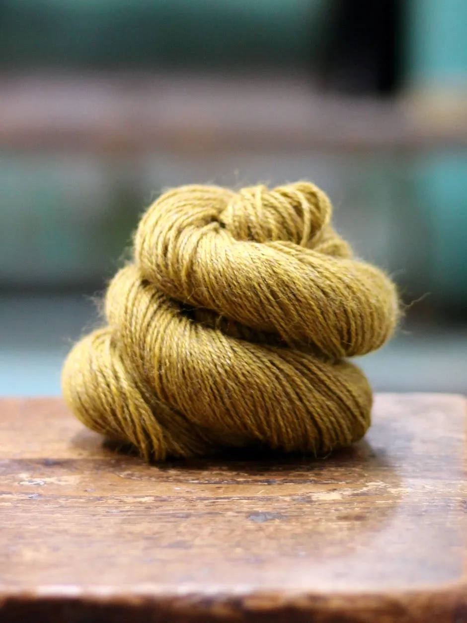 John Arbon Boundaries Shawl Strickkit Galleta Guitar mit Zopf