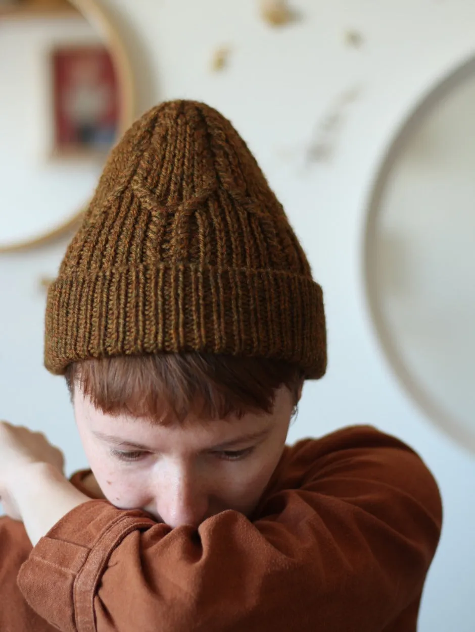John Arbon Grass Whispers Beanie Strickkit Russet 1-2 mit Zopf