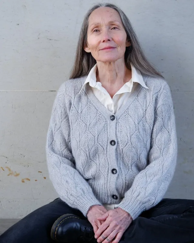 Knitting for Olive Olive Cardigan V-neck Anleitung Deutsch Lochmuster