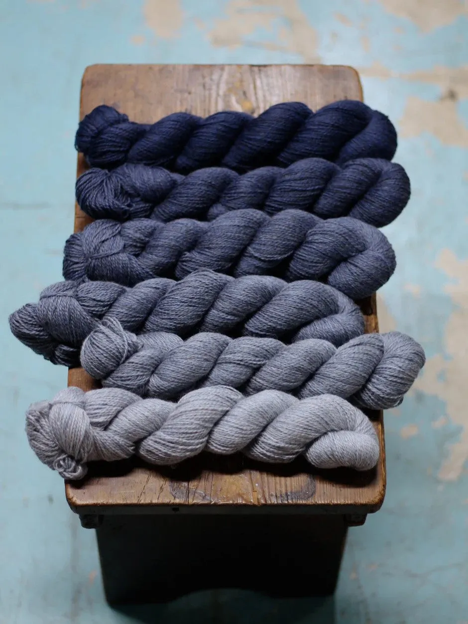 John Arbon Broad Oak Hill Cowl Häkelset Olive Gradient DK