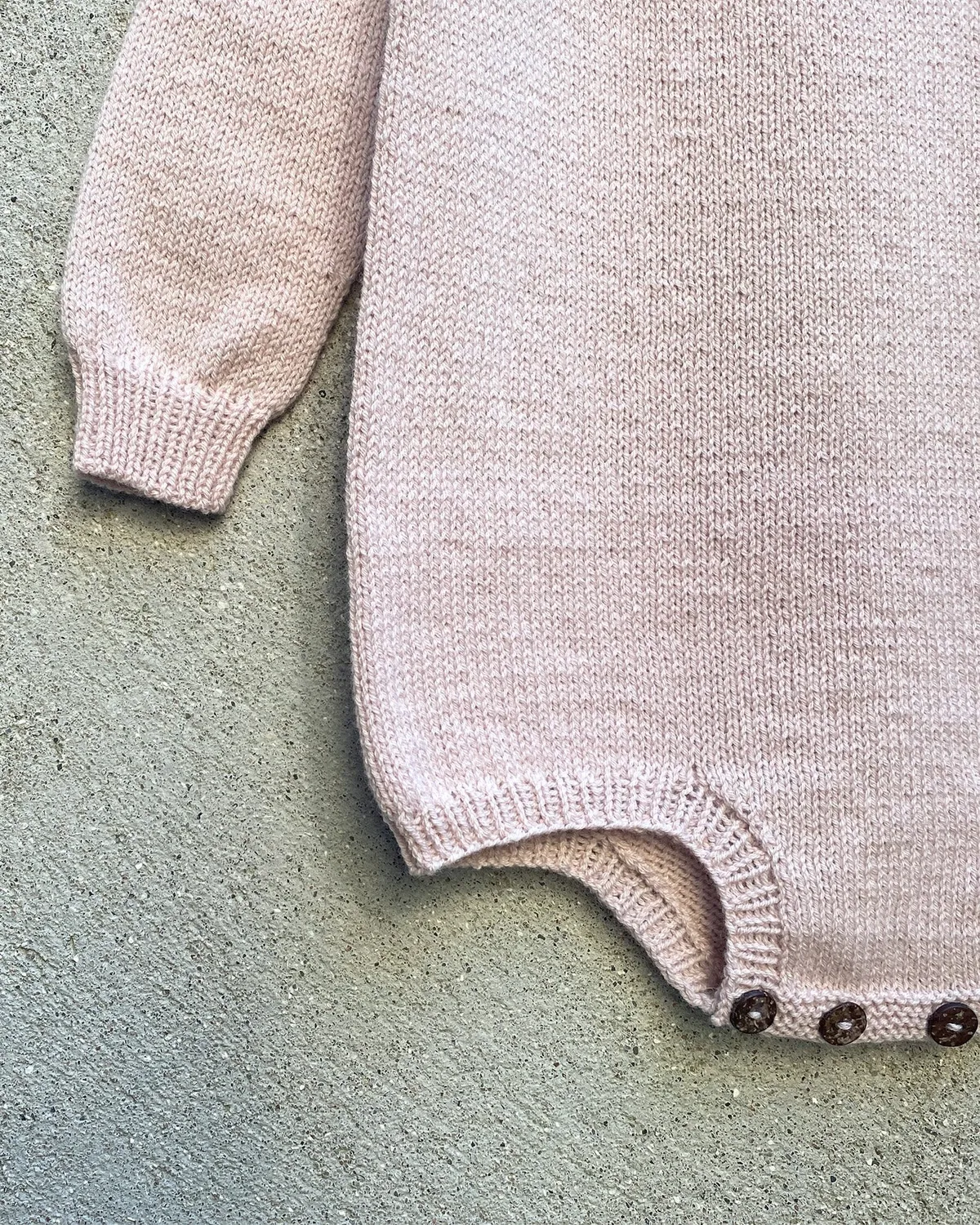 Knitting for Olive Unicef Romper Strickanleitung Baby 4 Größen
