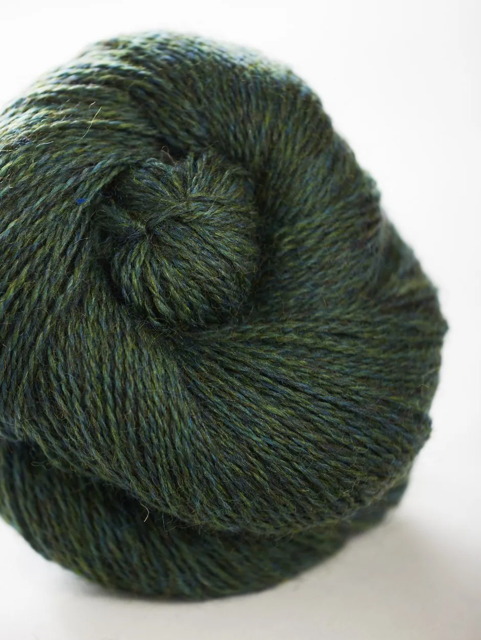 John Arbon Grass Whispers Beanie Strickkit Russet 1-2 mit Zopf