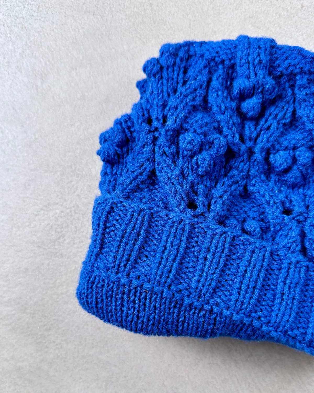 Knitting for Olive Chunky Lace Beanie Anleitung Mütze Lochmuster