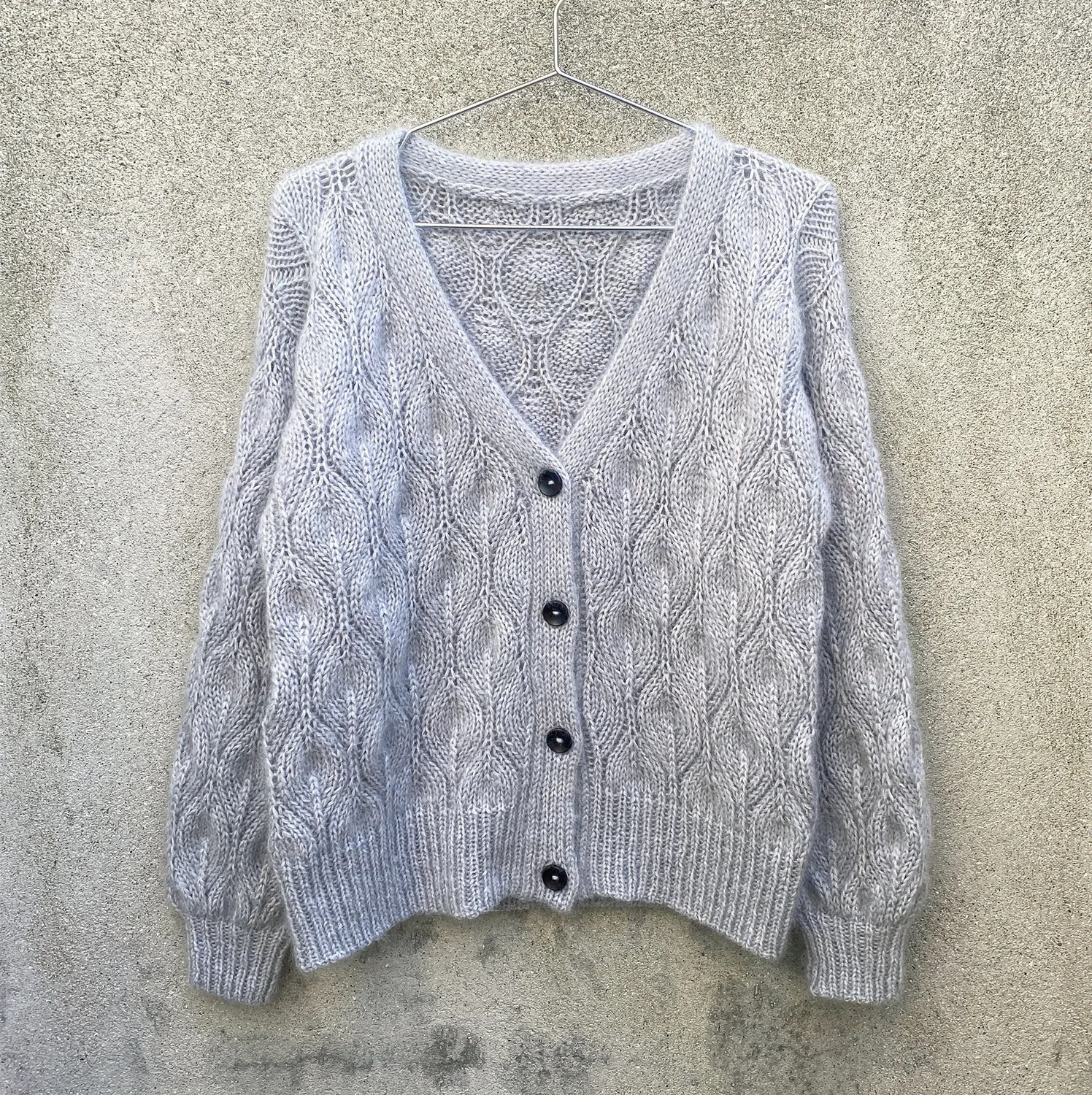Knitting for Olive Olive Cardigan V-neck Anleitung Deutsch Lochmuster