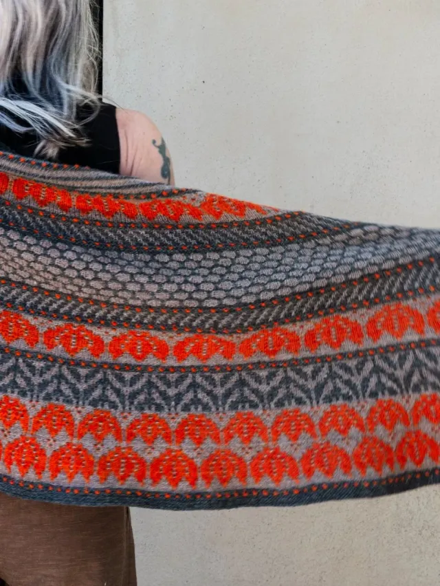 John Arbon Knit by Numbers Amsterdam Shawl Strickkit Grau Orange Mosaik