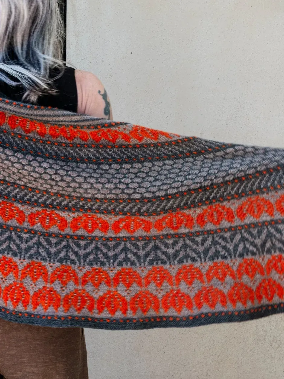 John Arbon Knit by Numbers Amsterdam Shawl Strickkit Grau Orange Mosaik