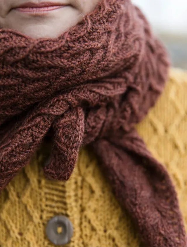 John Arbon Boundaries Shawl Strickkit Galleta Guitar mit Zopf