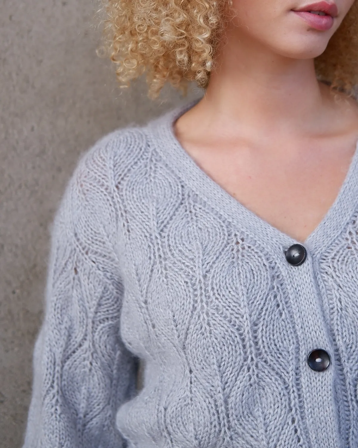 Knitting for Olive Olive Cardigan V-neck Anleitung Deutsch Lochmuster