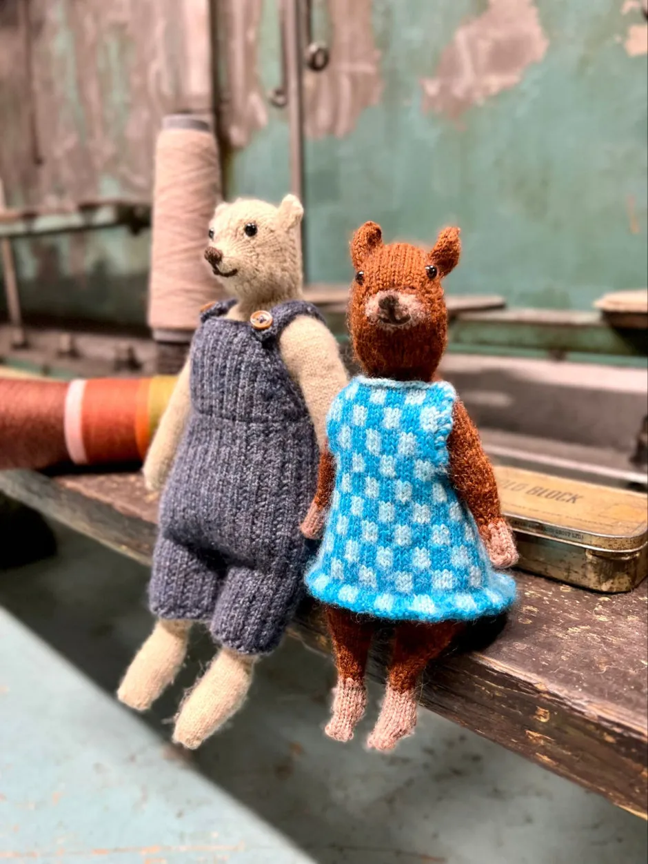 John Arbon Hazel the Squirrel Strickkit Pink Dress Kit mit Anleitung