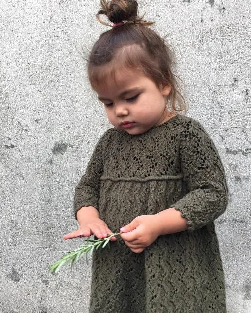 Knitting for Olive Holly Dress Anleitung Spitzenkleid deutsch