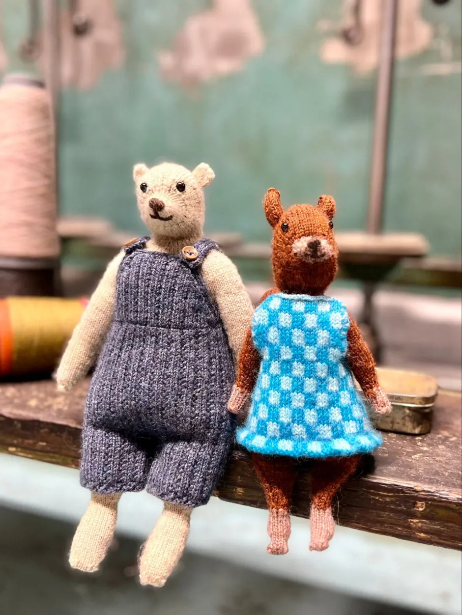 John Arbon Hazel the Squirrel Strickkit Pink Dress Kit mit Anleitung