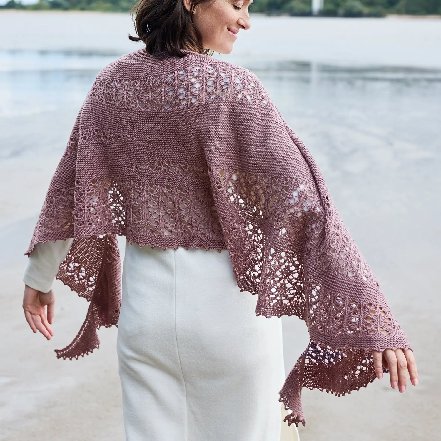 Rosy Green Wool Play of Light Tuch Strickanleitung Download Halbmond
