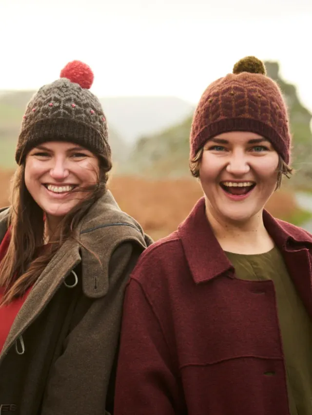 John Arbon Boyd Hat Strickset DK mit Bommel